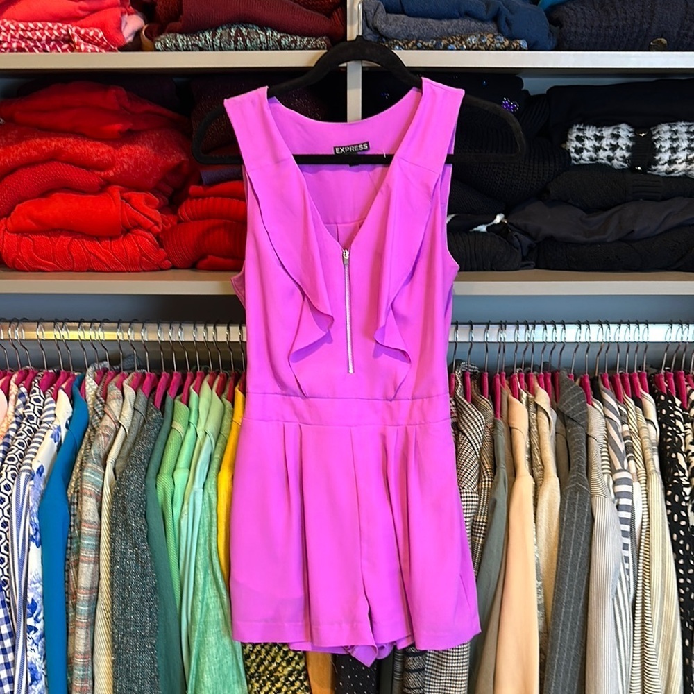 Express magenta sleeveless 2 pocket v neck front zip ruffled romper size 4 NWOT